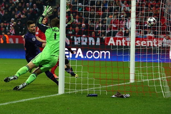 Giroud hace la villanada en Alemania.