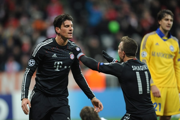 Gomez celebra uno de los tantos del Bayern.