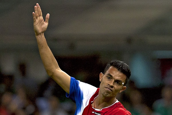 González protestando una acción de juego.