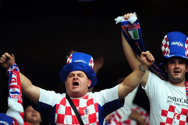 Con gorros, bufandas y cánticos se daba el apoyo a los croatas.