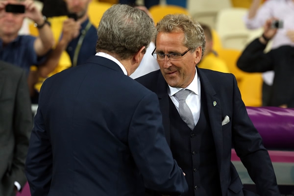 Gran saludo se dieron los entrenadores de ambas selecciones.