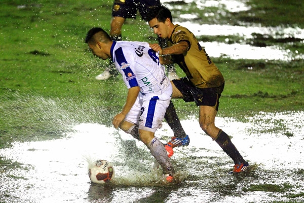Grandes charcos impidieron el juego por tierra.