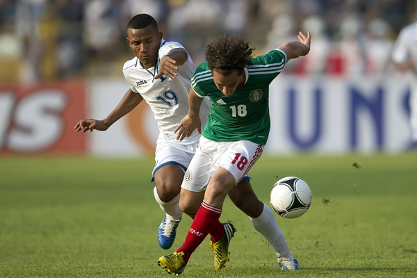 Guardado abre la cancha por sector de la izquierda.