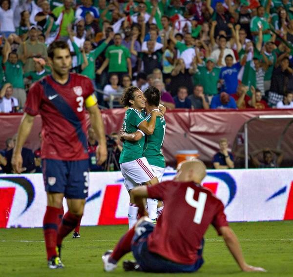 Guardado festeja con Peralta la victoria parcial del Tri.