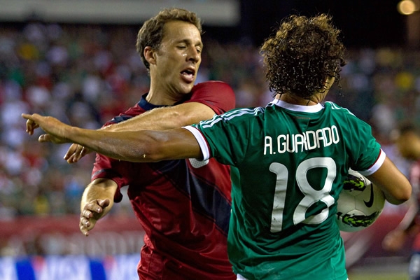 Guardado y Cherundolo casi inician la bronca.