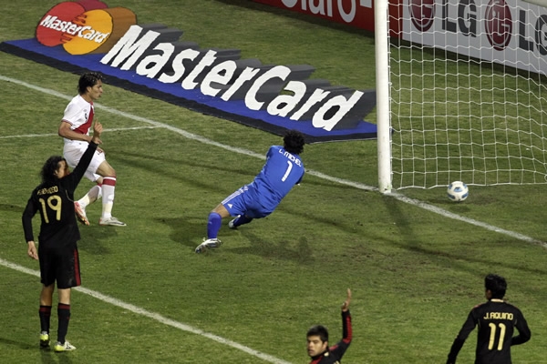 Guerrero venció a Michel en el área.