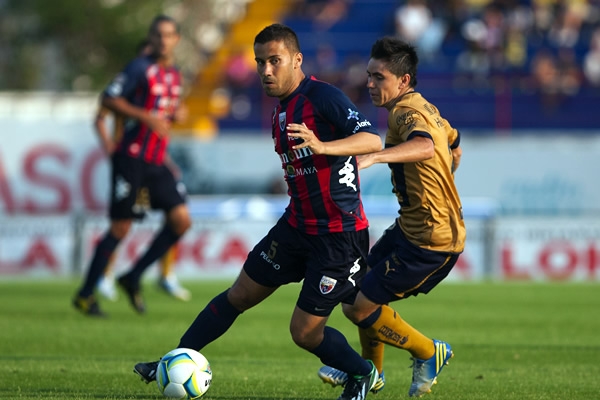 Guerrero y su telento en la contención de la cancha.