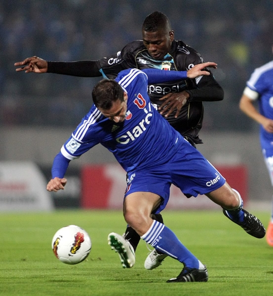 Guillermo Marino, de la U. de Chile, es fauleado por Benito Olivo.