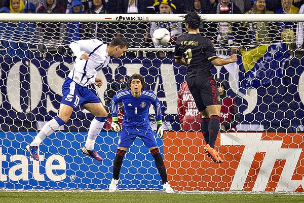Guillermo Ochoa atento en un tiro de esquina.