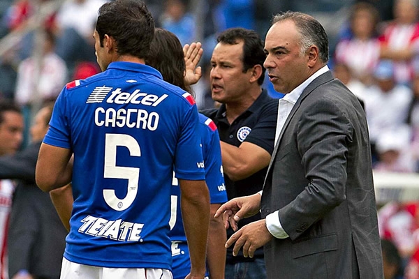 Guillermo Vázquez dándo instrucciones a sus pupilo.