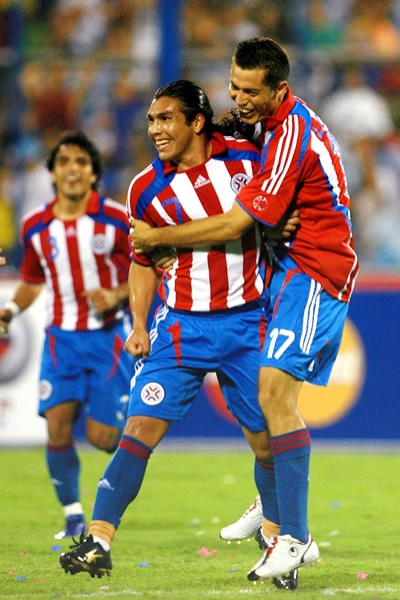 Ha convertido 10 goles con la Selección Paraguaya.