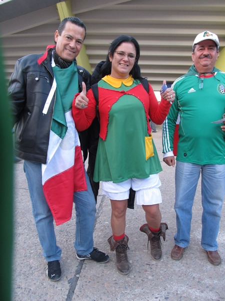 Hasta con divertidos disfraces llegaron para apoyar.