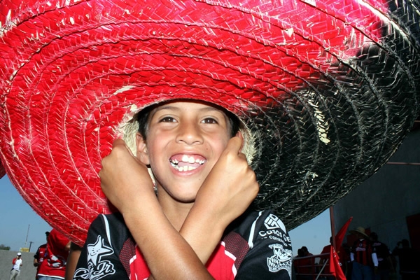 Hasta el sombrero se vale para apoyar a los Xolos.