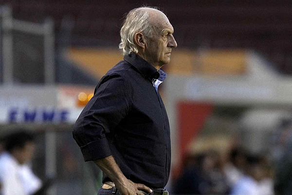 Héctor Hugo Eugui, atento al desempeño de sus pupilos.