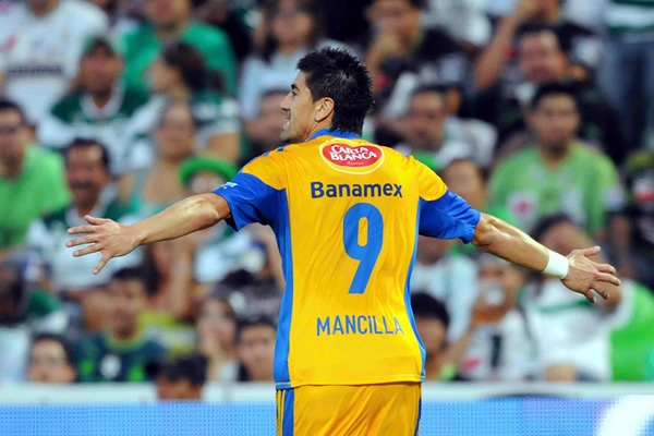 Héctor Mancilla consiguió los dos goles con los que Tigres venció a Santos.