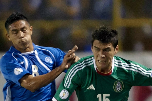 Héctor Moreno imponiéndose ante su rival.