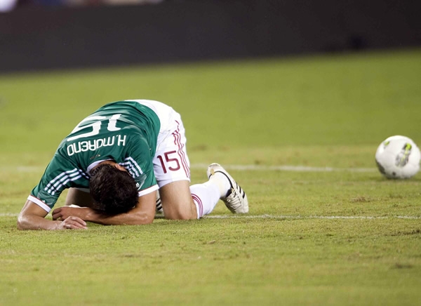Héctor Moreno sacudido tras una falta de Edson Buddle.
