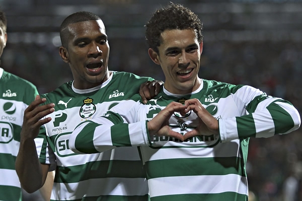 Hercules Gómez participó en la goleada santista.