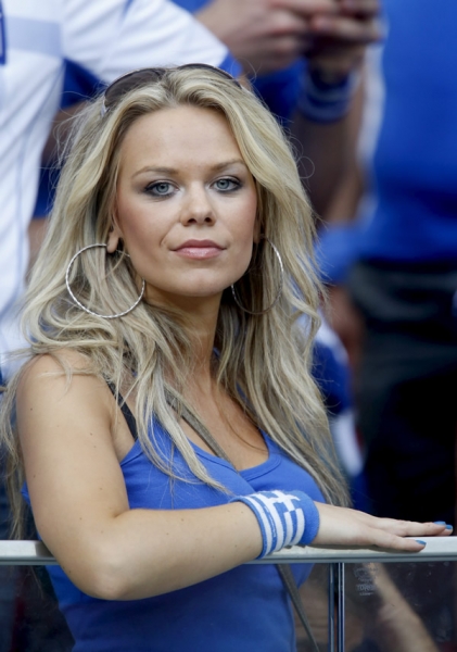 Esta hermosa griega llamó la atención en la tribuna del National Stadium Warsaw.