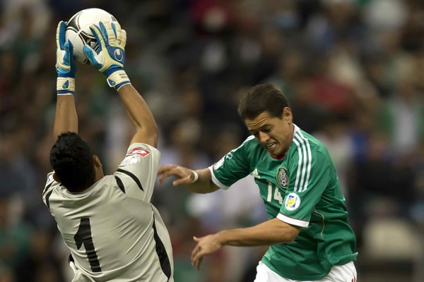 Hernández buscando un balón aéreo.