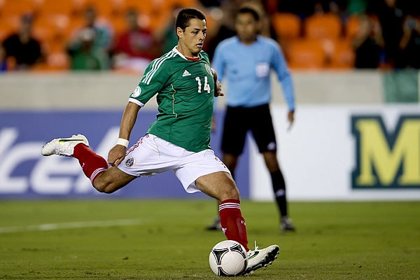 Hernández cobró el penal y lo estrelló en el travesaño.