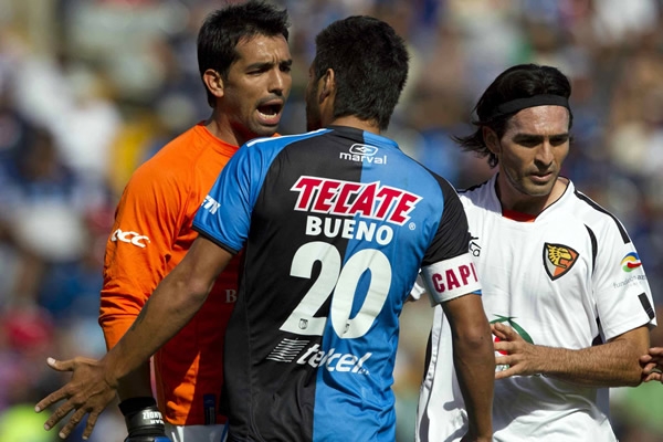 Hernández y Bueno encarándose tras una fuerte entrada.
