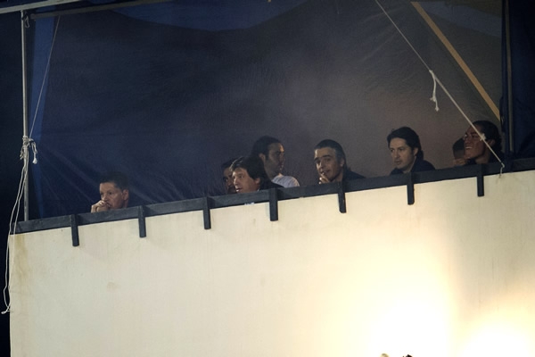 Herrera da indicaciones desde las gradas.