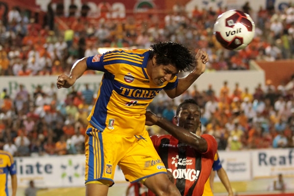 Hugo Ayala defiende su área.
