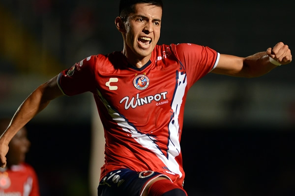 Hugo Cid abrió el marcador con un golazo.