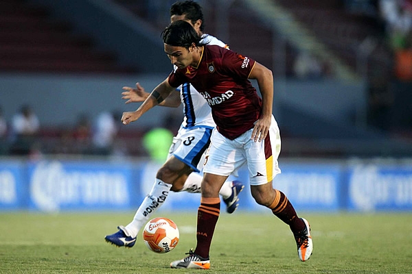 Hugo Colace disputa el balón con José Martínez.