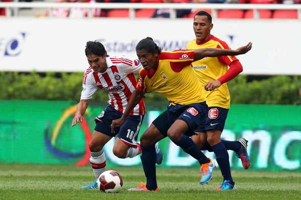 Huiqui defendiendo el esférico.