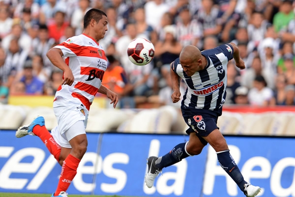 Humberto Suazo batalló durante su permanencia en el campo.