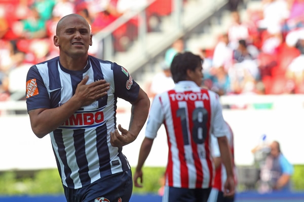 Humberto Suazo se hizo presente en el marcador con dos golazos.