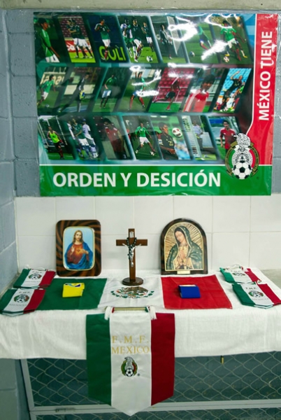 Imágenes religiosas en el vestidor del Tri Sub-20