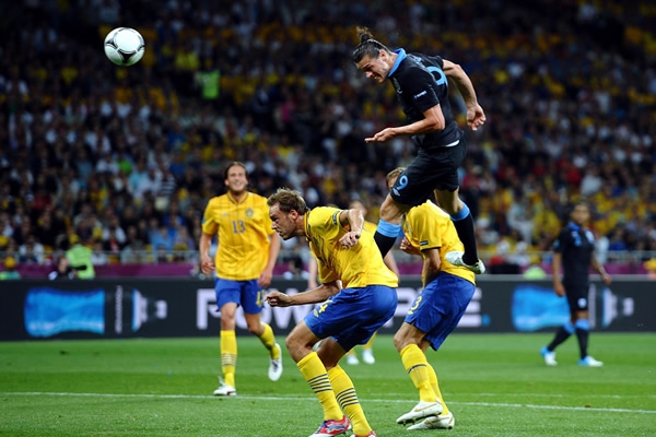 Impresionante el salto de Andy Carroll que significó el primer gol inglés.