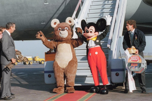 Incluso tuvo la oportunidad de conocer a Mickey Mouse años después.