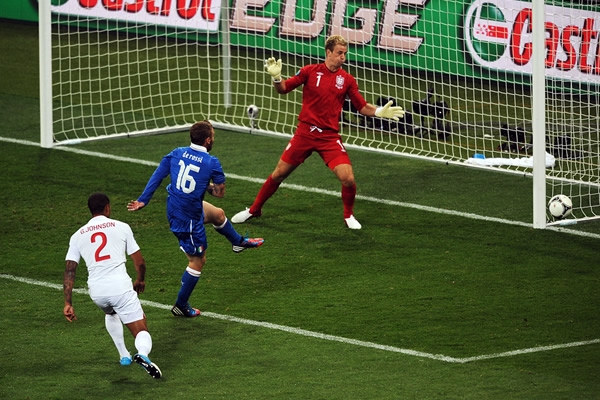 Increíble falla de De Rossi frente a la meta inglesa.
