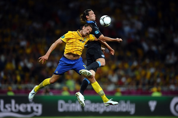 Inglaterra amenazaba por aire y Suecia defendía como podía.