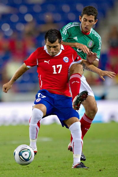 Israel Castro en labor de marca sobre Alexis Medel.