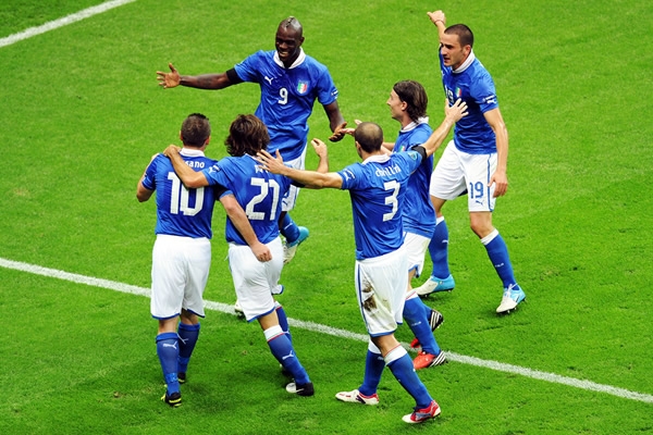 Italia celebra su primera anotación contra los alemanes.