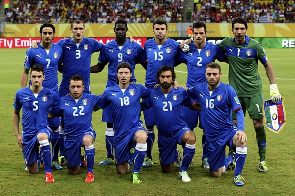 Italia sale con algunas variantes en medio campo.