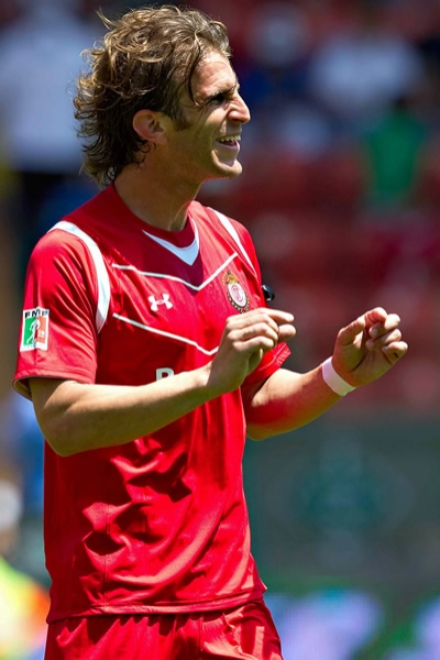 Iván Alonso intentó pero no pudo anotar.