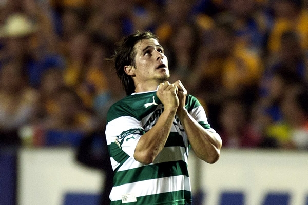 Iván Estrada celebra su gol anotado, el cual abrió el marcador.