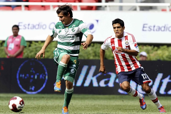 Ivan Estrada controlando el esférico.
