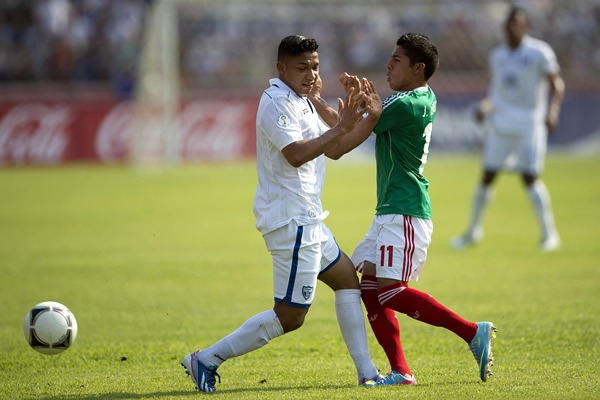 Izaguirre es un muro para Aquino.