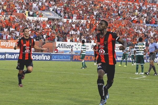 Jackson Martínez anotó dos goles en el encuentro.