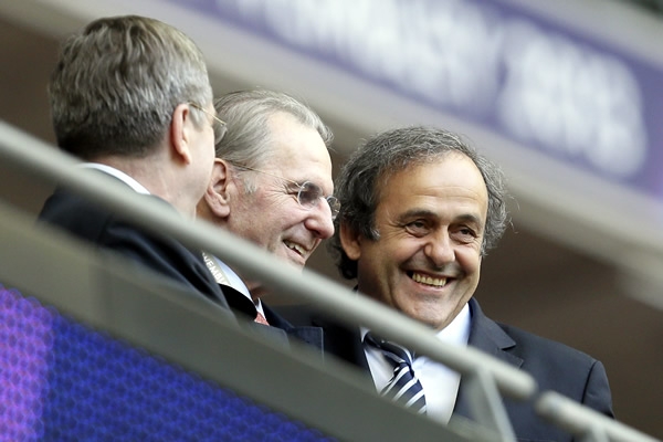 Jacques Rogge y el intercambio de sonrisas con Platini.