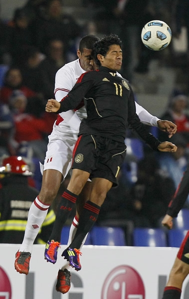 Javier Aquino peleó en las alturas.