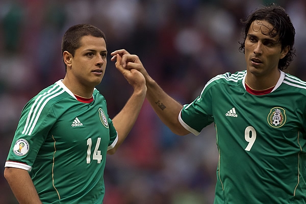 Javier Hernández y Aldo de Nigris celebraron el tercer gol de México.