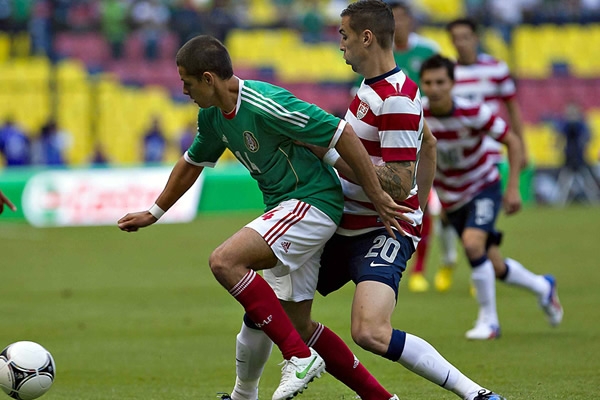 Javier Hernández estuvo bien custodiado en todo el juego.